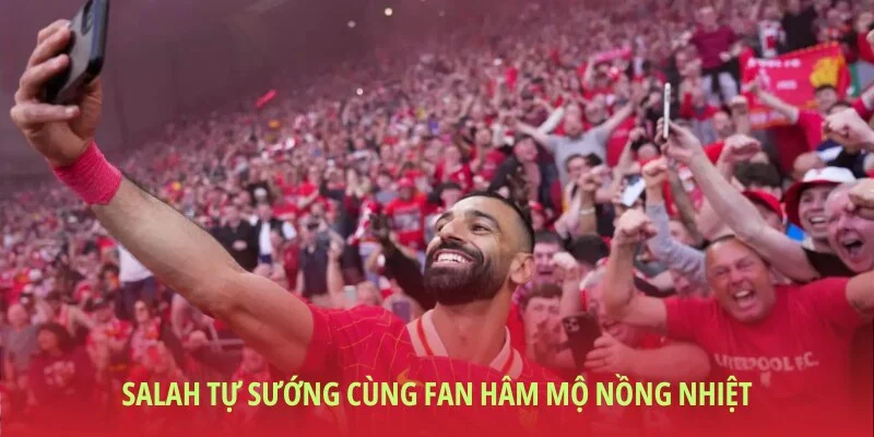 Mohamed Salah không chỉ ghi bàn, anh lưu giữ cảm xúc bằng nụ cười và ánh đèn flash